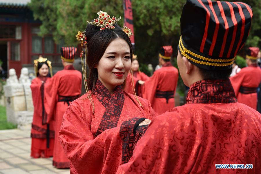Chine : mariage collectif pendant la Saint-Valentin chinoise