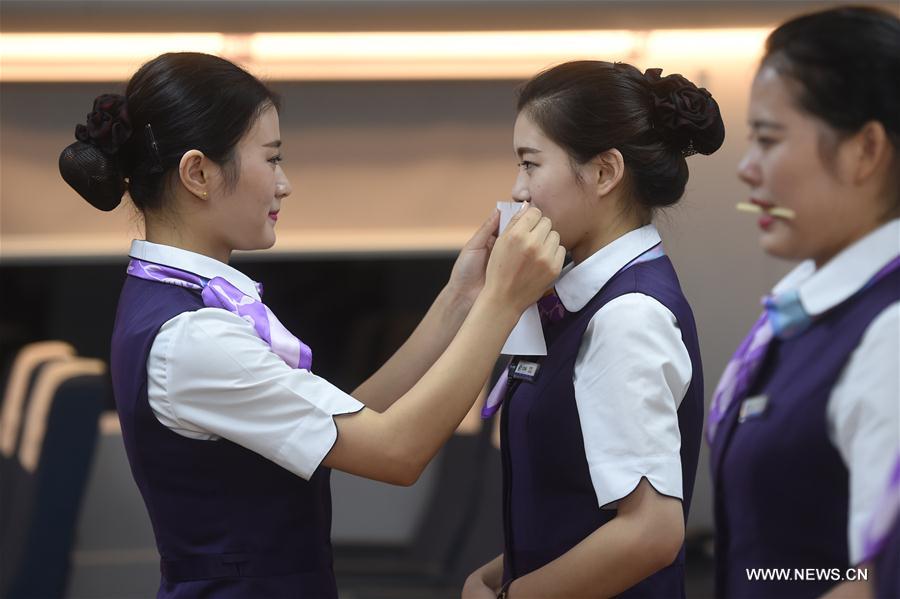 Chine : formation d'hôtesses de train à l'approche du sommet du G20