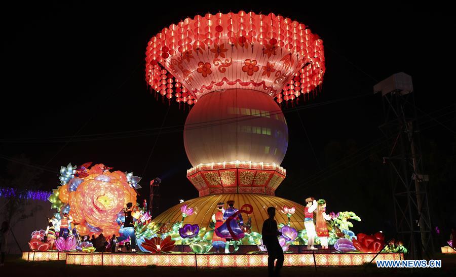 Chine : foire de lanternes près du lac Fuxian dans le Yunnan