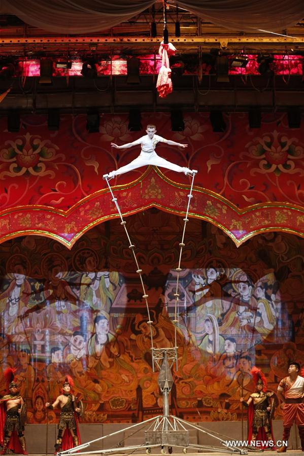 Kirghizistan : représentation acrobatique "Arc-en-ciel sur la route de la soie"