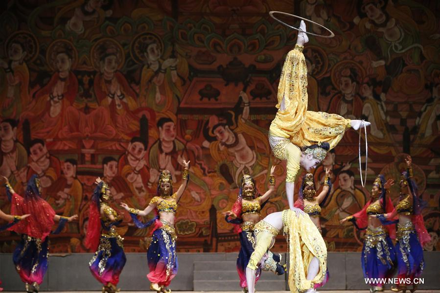 Kirghizistan : représentation acrobatique "Arc-en-ciel sur la route de la soie"
