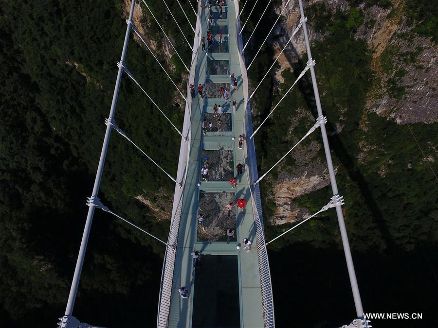 Chine : un pont en verre enjambe le Grand Canyon de Zhangjiajie