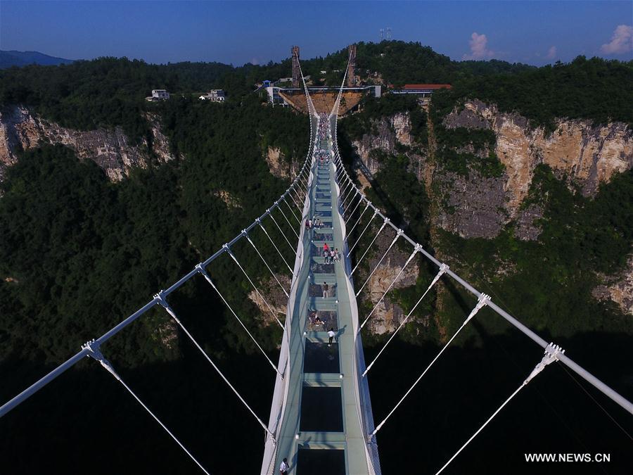 Chine : un pont en verre enjambe le Grand Canyon de Zhangjiajie 