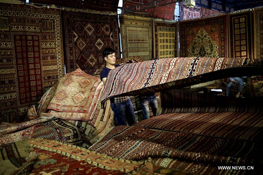 Iran : foire internationale de tapis tissés à la main