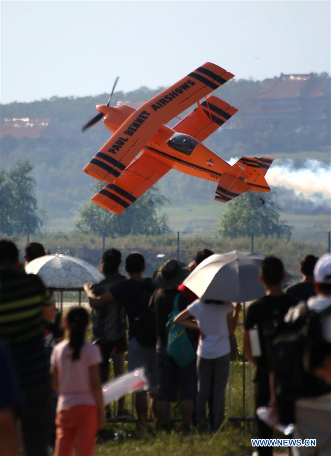 Chine : représentation d'acrobaties aériennes dans le Liaoning