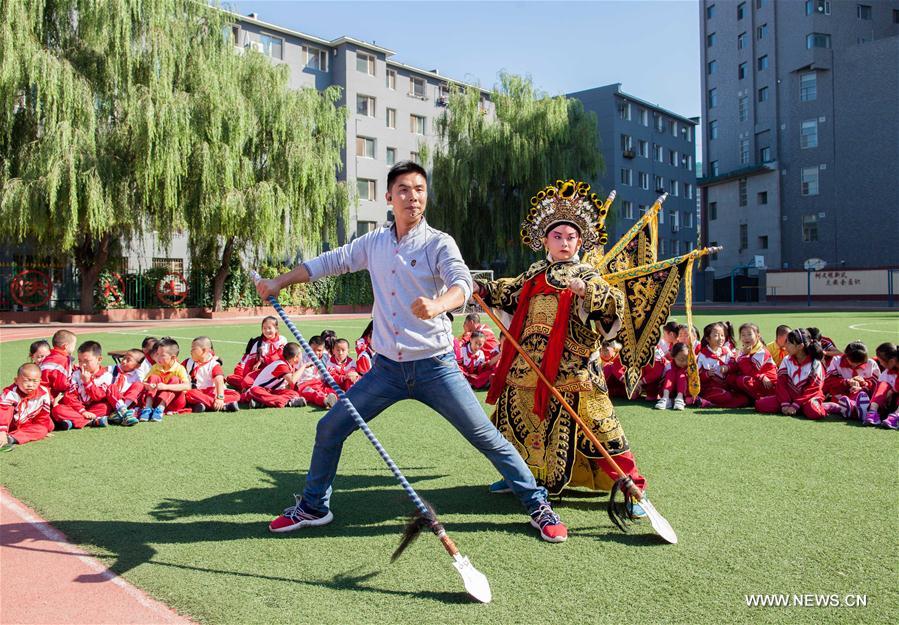 Chine : des acteurs présentent l'Opéra de Pékin à l'école 