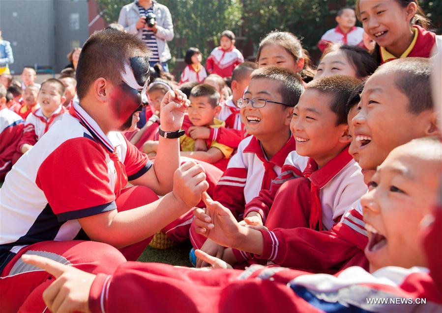 Chine : des acteurs présentent l'Opéra de Pékin à l'école 