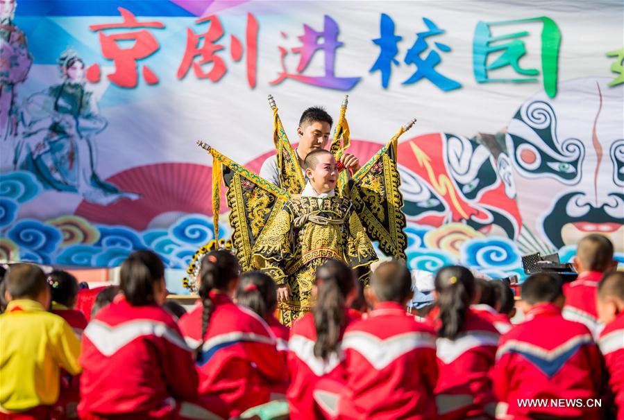 Chine : des acteurs présentent l'Opéra de Pékin à l'école