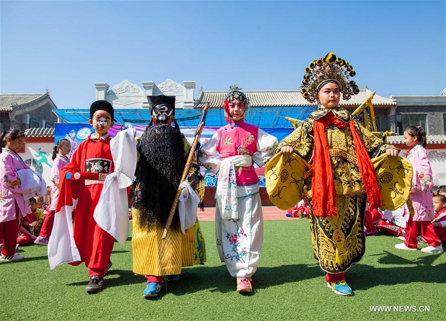 Chine : des acteurs présentent l'Opéra de Pékin à l'école