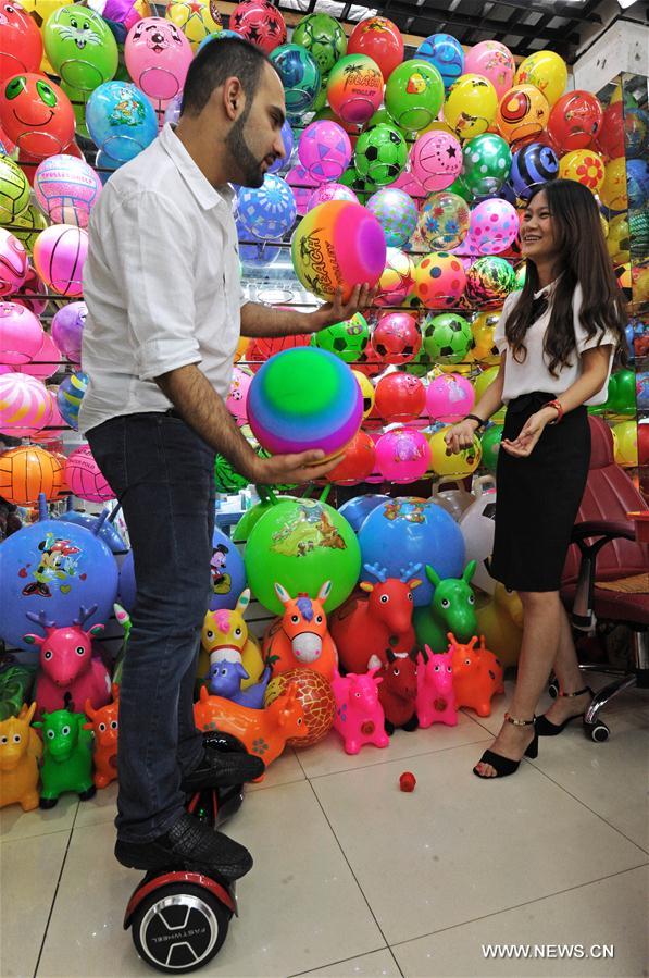 Chine : des commerçants étrangers au Yiwu International Trading Mall