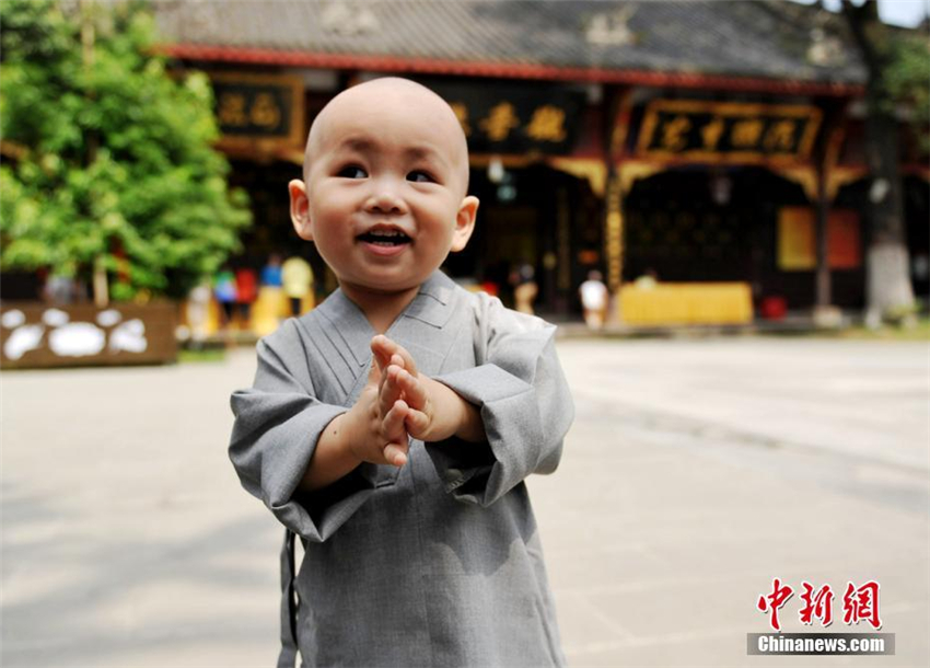 Des enfants moines font une randonne  Chengdu