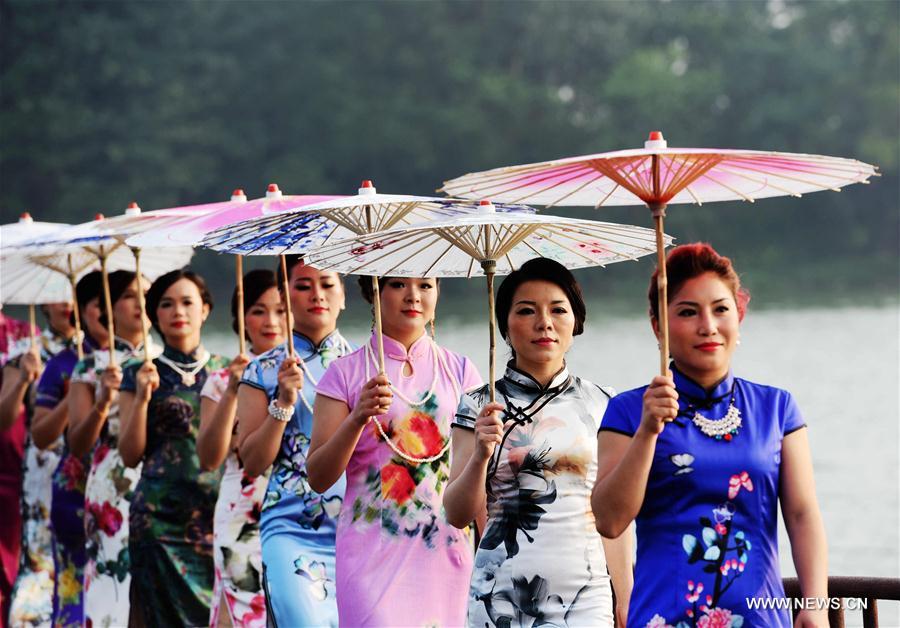 Chine : défilé de femmes en qipao dans le Guangxi