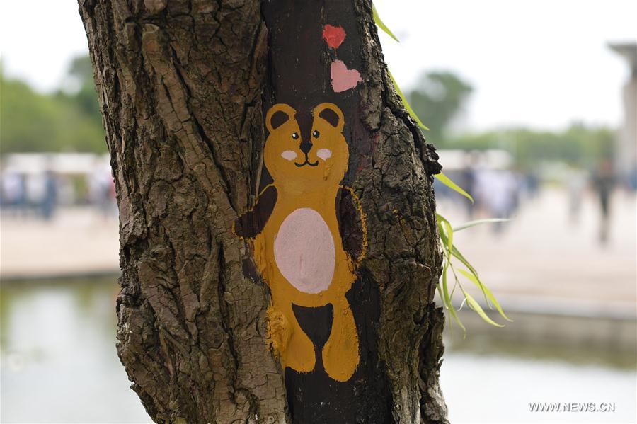 Chine : peintures sur des arbres à Shanghai