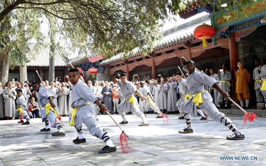 Des élèves africains obtiennent un diplôme de kung-fu au Temple de Shaolin