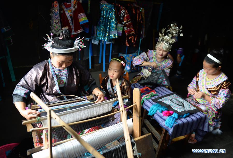 Artisanat de l'ethnie Miao dans un village du Guangxi