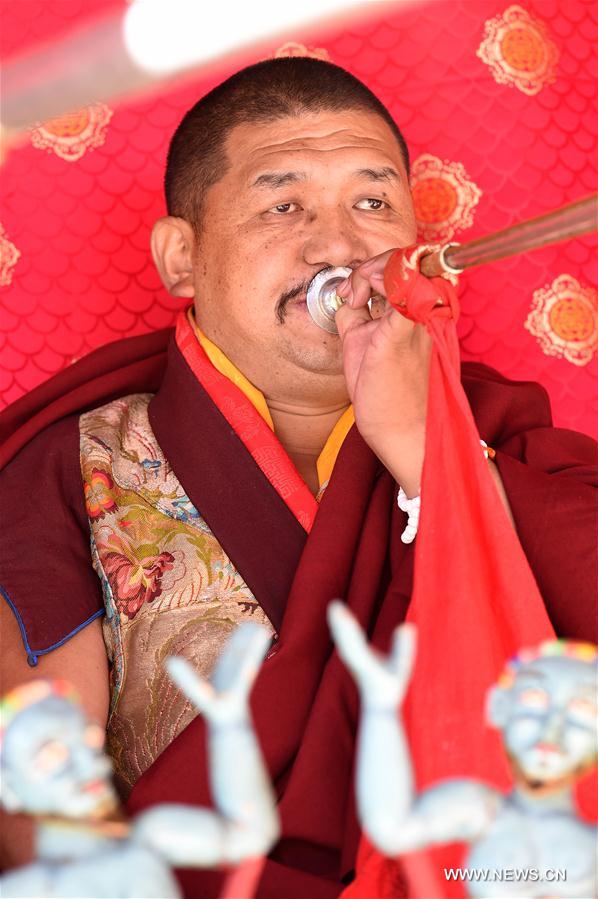 Chine : danse des Cham au Tibet