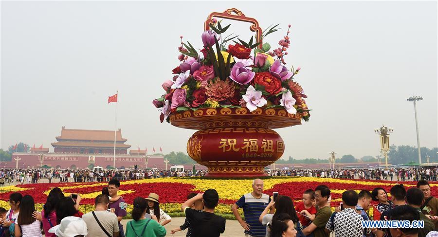（社会）（8）天安门广场&ldquo;大花篮&rdquo;迎国庆