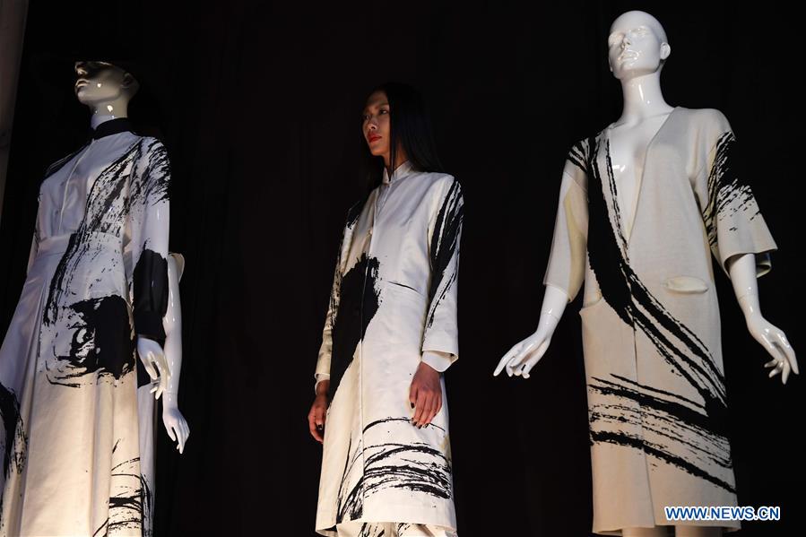 Défilé de mode à Taipei s'inspirant de la calligraphie chinoise