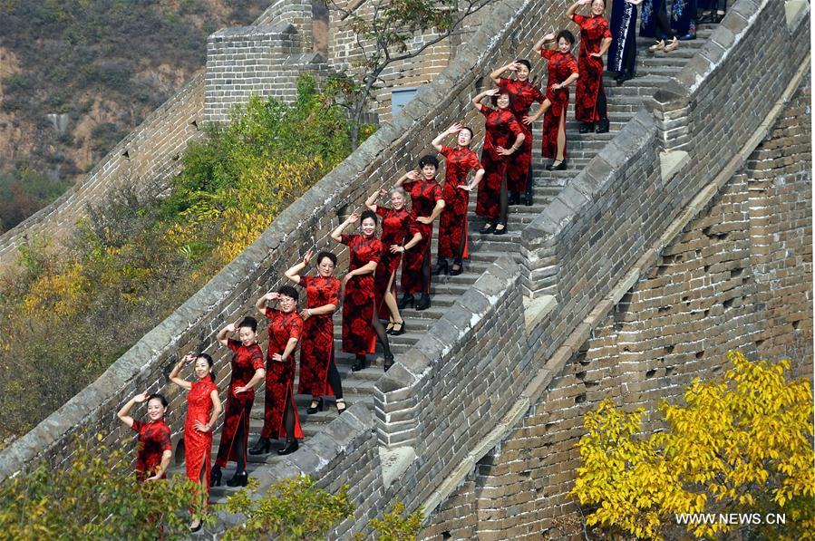 Chine : défilé de femmes en qipao sur la Grande Muraille