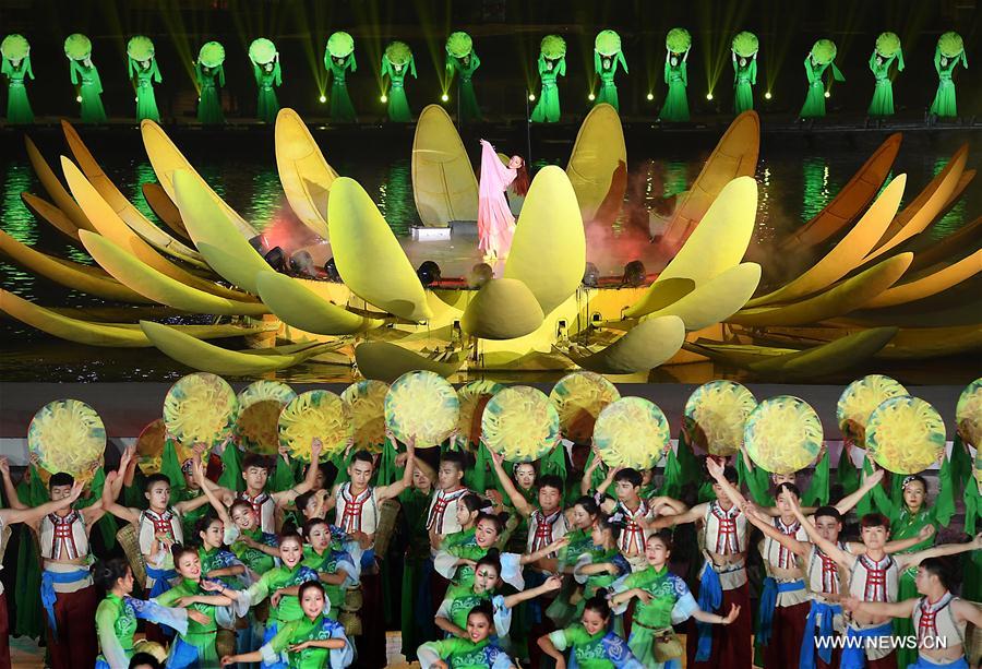 （晚报）（2）中国开封第34届菊花文化节开幕