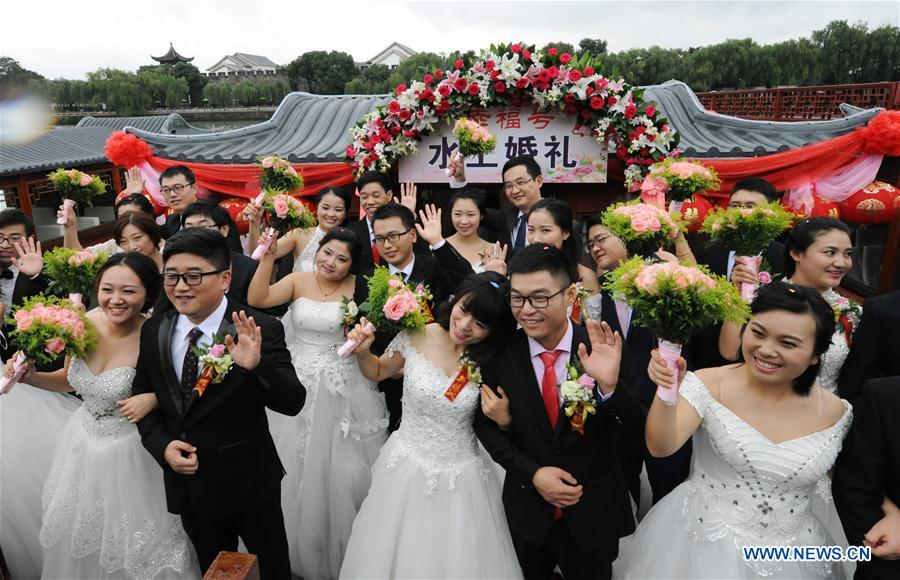 Cérémonie de mariage de groupe dans l'est de la Chine