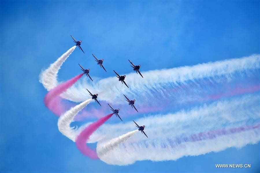 Démonstration de voltige de l'équipe britannique Red Arrow à Zhuhai