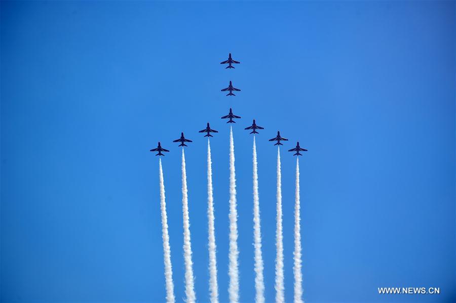 Démonstration de voltige de l'équipe britannique Red Arrow à Zhuhai