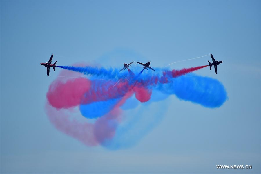 Démonstration de voltige de l'équipe britannique Red Arrow à Zhuhai