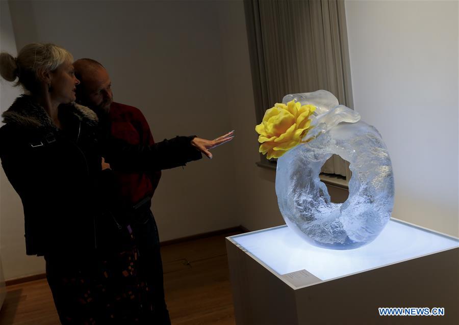 Bruxelles : exposition d'oeuvres d'art en verre chinois