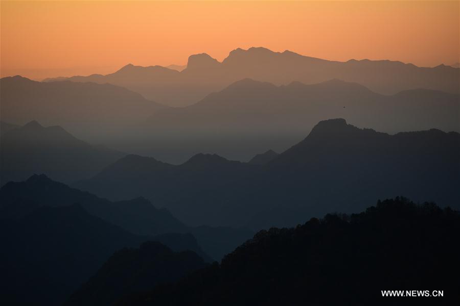 Chine : lever du soleil dans la montagne Hualong