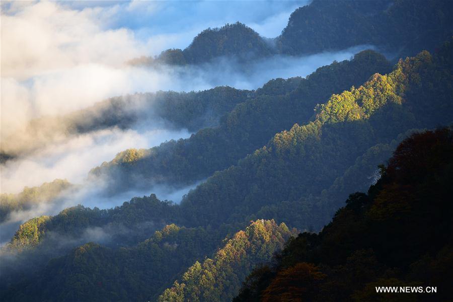 Chine : lever du soleil dans la montagne Hualong