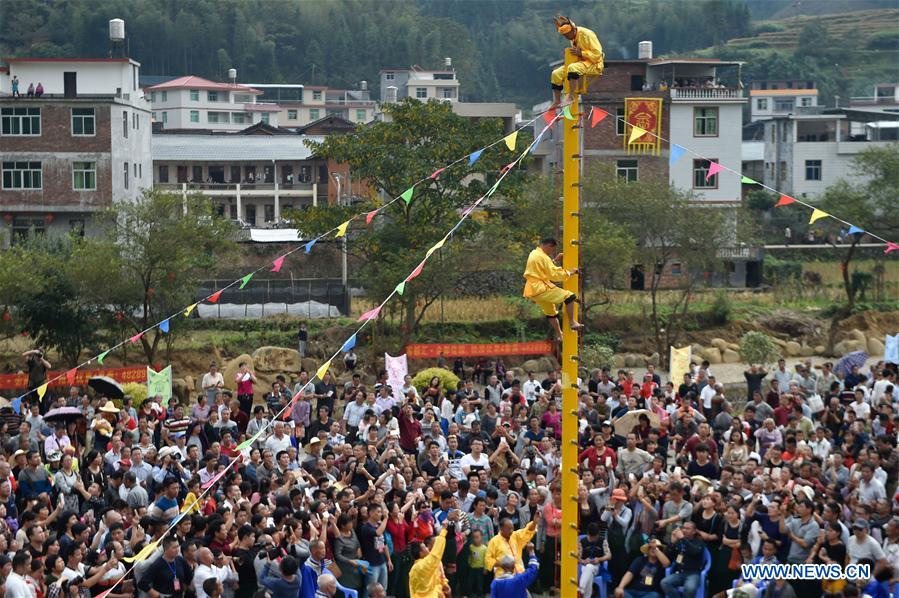 Chine : performance d'ascension sur des lames de couteaux dans le Fujian