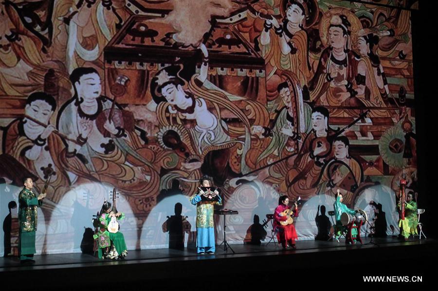 Colombie : spectacle de l'orchestre traditionnel chinois à Bogota