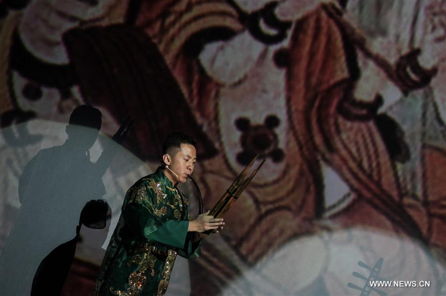 Colombie : spectacle de l'orchestre traditionnel chinois à Bogota