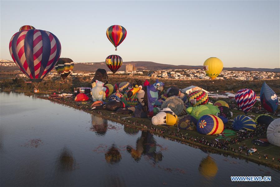 Mexique : festival international de montgolfières