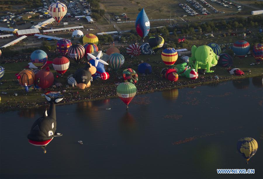 Mexique : festival international de montgolfières
