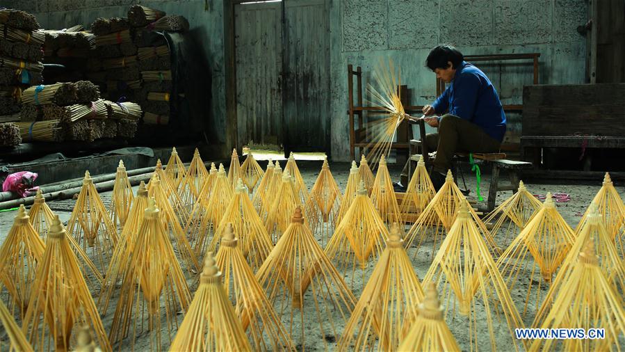 Chine : fabrication de parapluies en papier huilé au Jiangxi