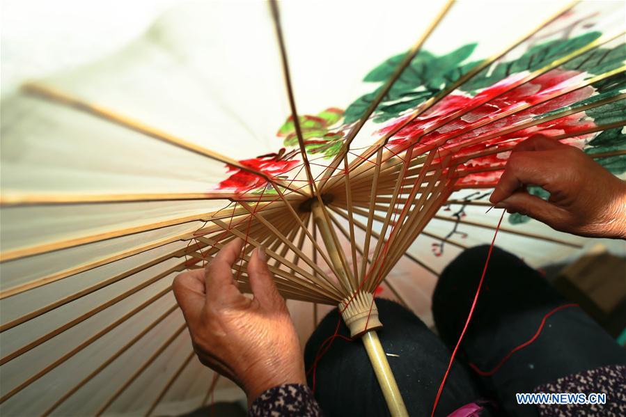 Chine : fabrication de parapluies en papier huilé au Jiangxi
