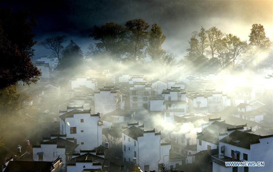 Brouillard dans un village du Jiangxi