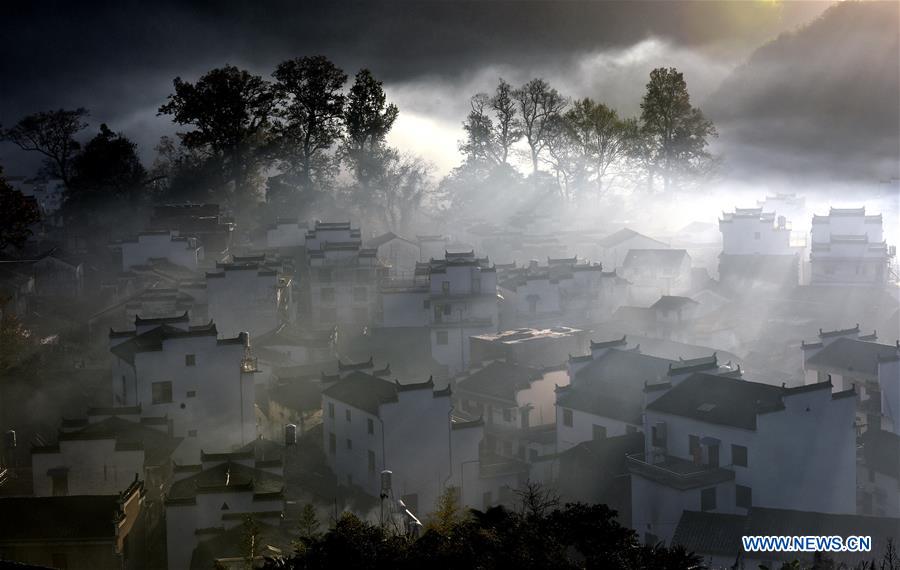 Brouillard dans un village du Jiangxi