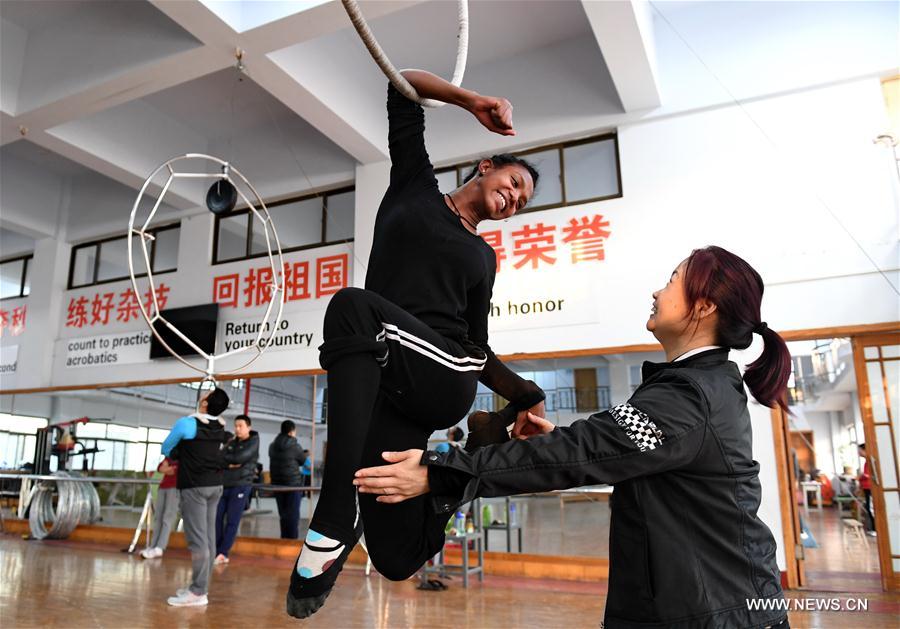 Chine : des étudiants étrangers font de l'acrobatie à Wuqiao
