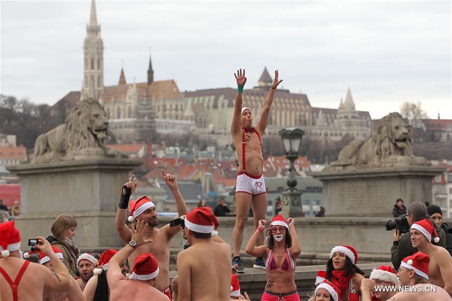 Budapest : course de Pères Noël en maillots de bain