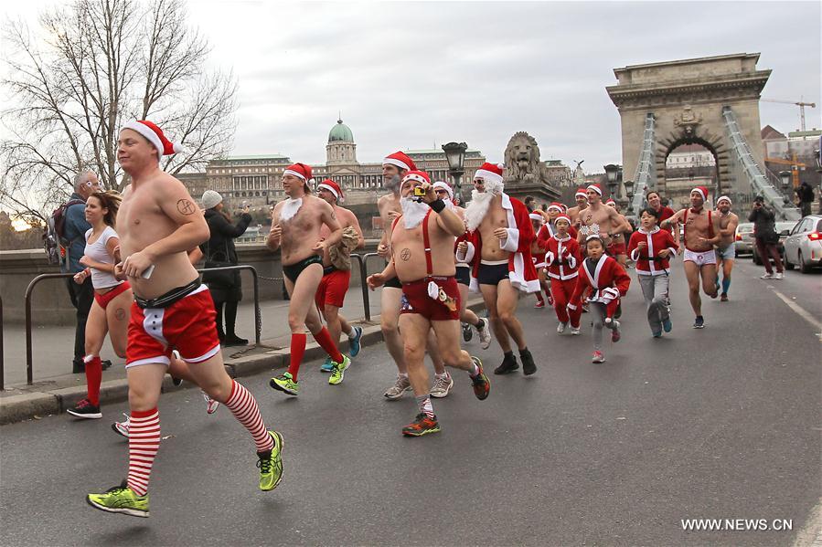 Budapest : course de Pères Noël en maillots de bain