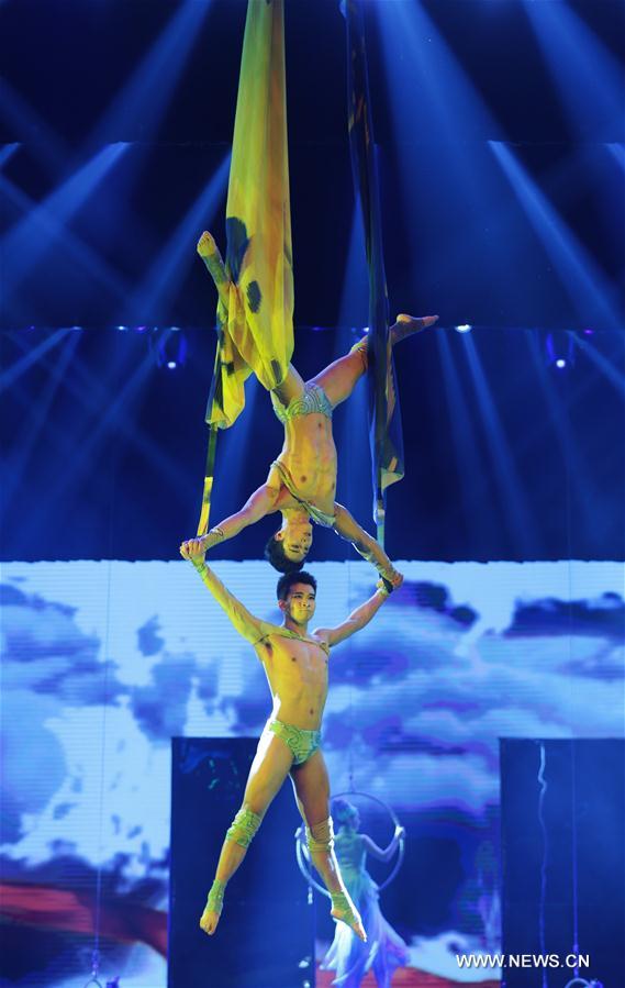 Chine : festival de l'acrobatie à Luoyang