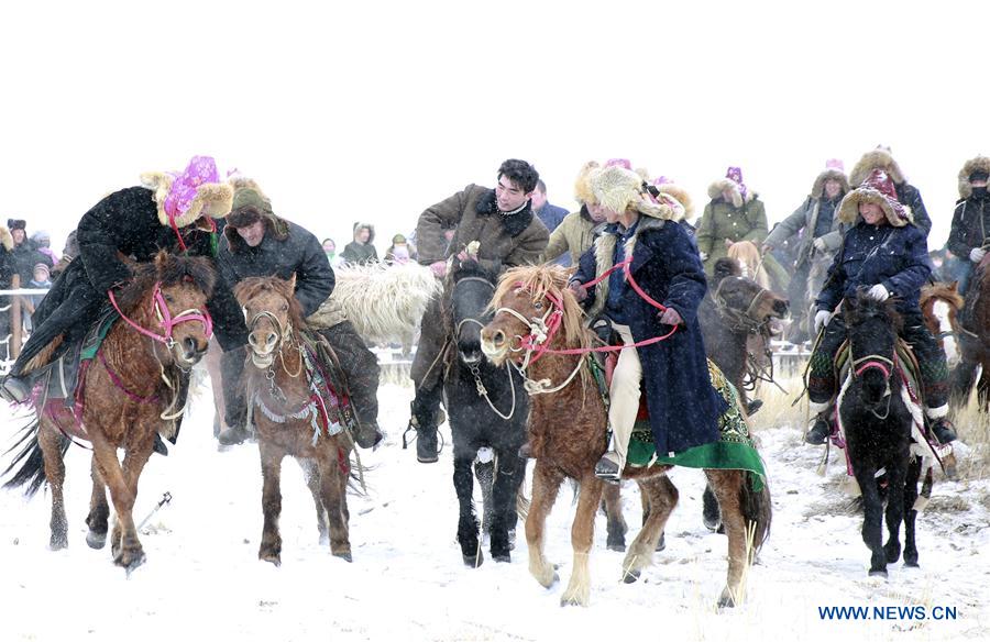 Chine : jeu traditionnel de "l'attrape-chèvre" au Xinjiang