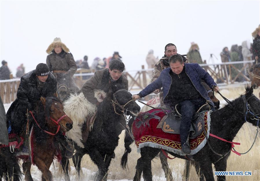 Chine : jeu traditionnel de "l'attrape-chèvre" au Xinjiang