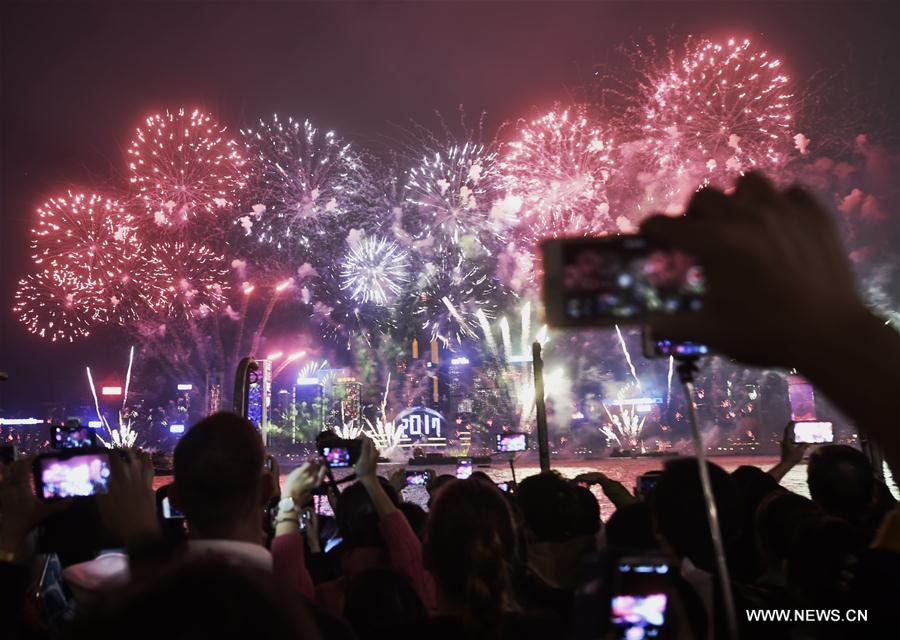 （社会）（2）香港举行烟花汇演迎接新年