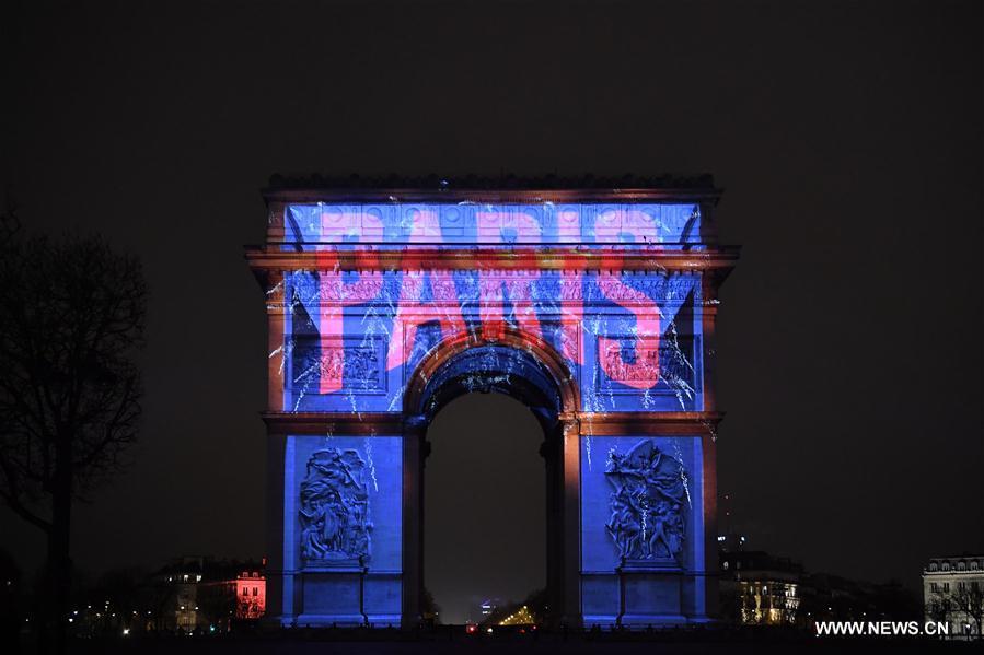 France : illuminations de l'Arc de Triomphe pour célébrer le Nouvel An