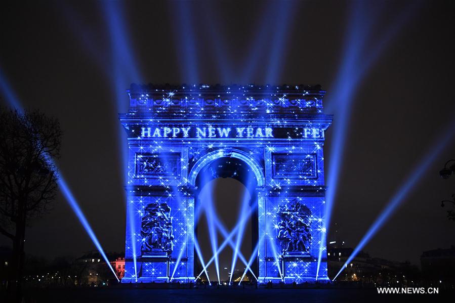 France : illuminations de l'Arc de Triomphe pour célébrer le Nouvel An