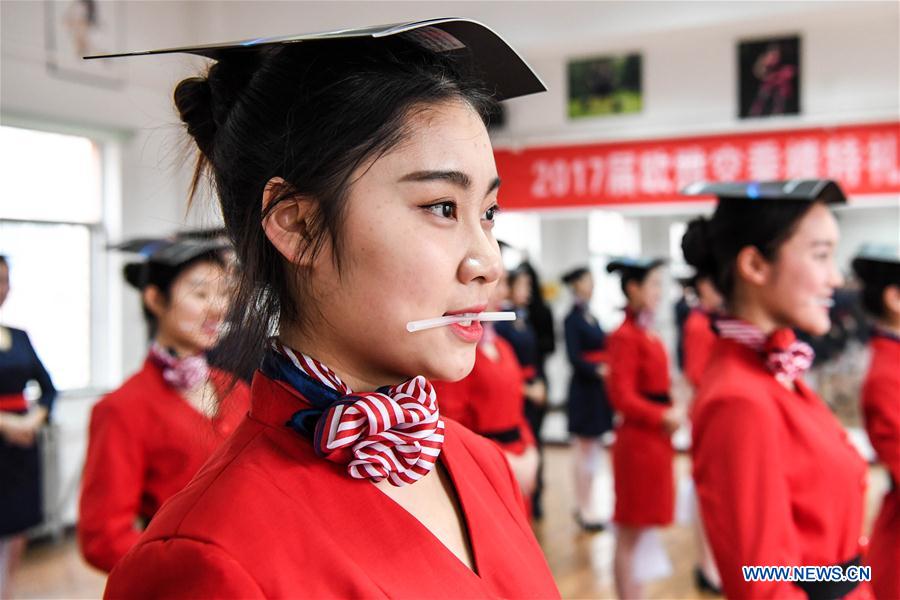 Chine : formation d'hôtesses de l'air à Luoyang